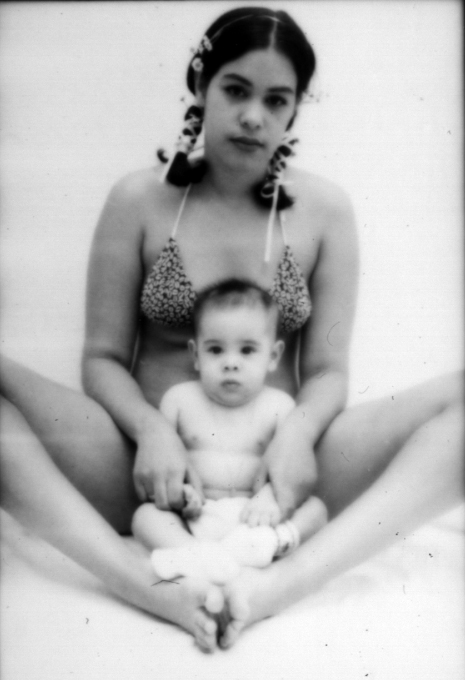 Con mi primer bebé (la foto la tomó mi hermana para un proyecto de la universidad, cuando era estudiante de Diseño Gráfico)